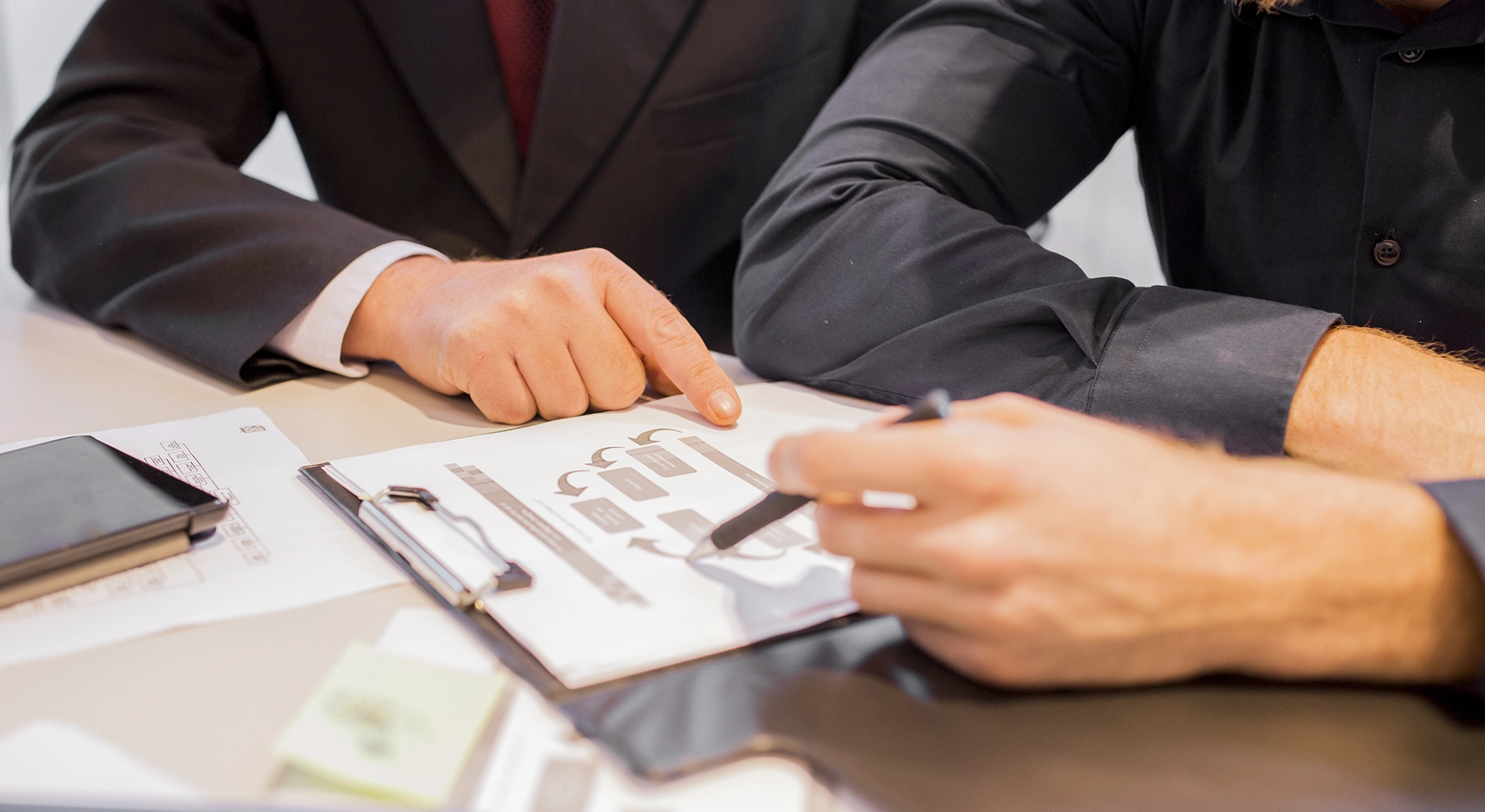 primer-plano-dos-hombres-negocios-que-apuntan-carta-negocios-reunion copia
